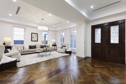 CENT 63 Hilton St-315