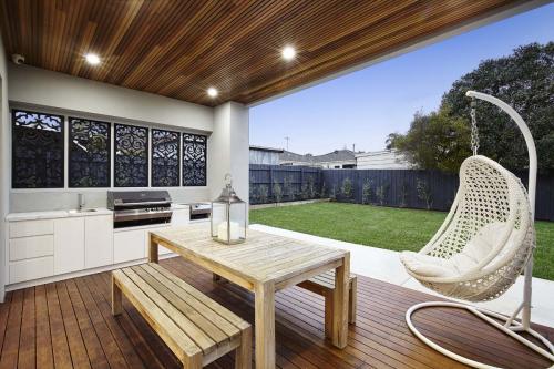 CENT 63 Hilton St-374